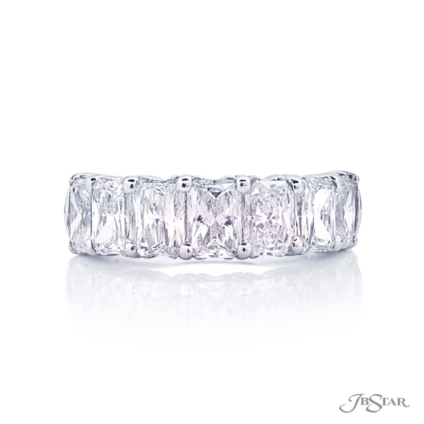 Wedding band featuring 7 radiant-cut diamonds in a shared prong setting.5347-001