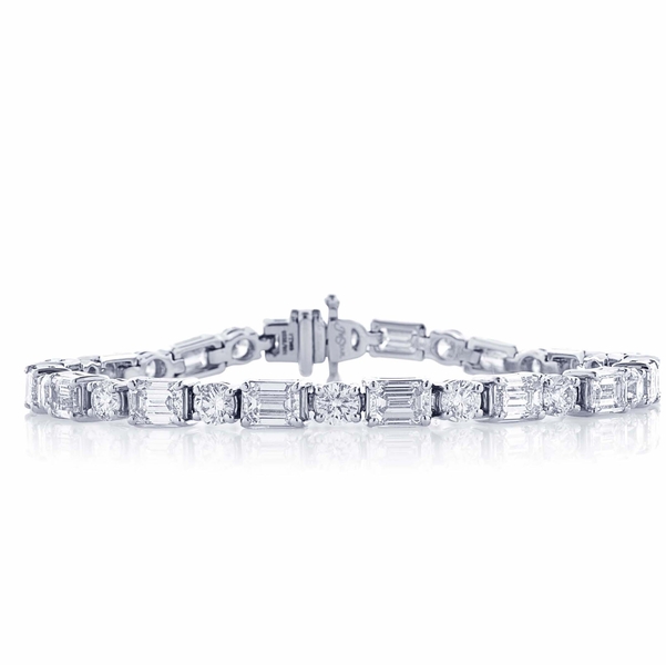 32 emerald cut and round diamonds in a beautiful alternating design.jpg